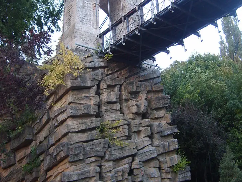 Casa cu expresii (pilă, carte)