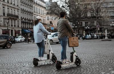 Vrei să circuli cu trotineta electrică prin Capitală? Cum să circuli corect ca să nu primești amendă