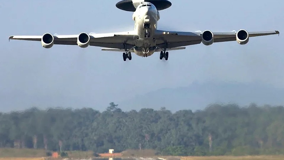 România, supravegheată de avioane ale Franței, în timp ce bombardierele SUA au atacat Iran din Marea Britanie