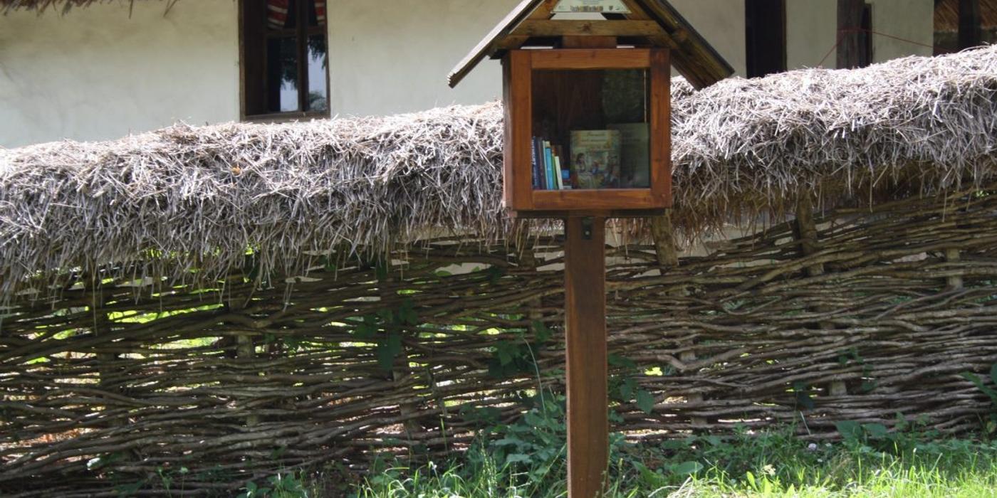 Relaxează-te citind! În Parcul Etnografic Național ,,Romulus Vuia” au fost amenajate două spații pentru citit