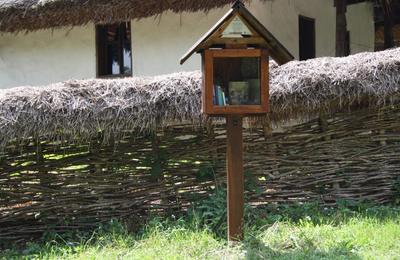 Relaxează-te citind! În Parcul Etnografic Național ,,Romulus Vuia” au fost amenajate două spații pentru citit