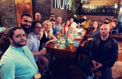 „Să conduc în București a fost înfricoșător”. După ce au locuit în peste 40 de țări, două nomade digitale povestesc experiența din România