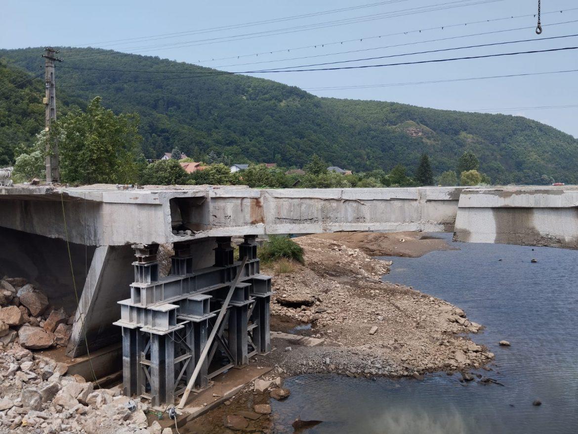 A început demolarea vechiului pod din localitatea Someșu Rece