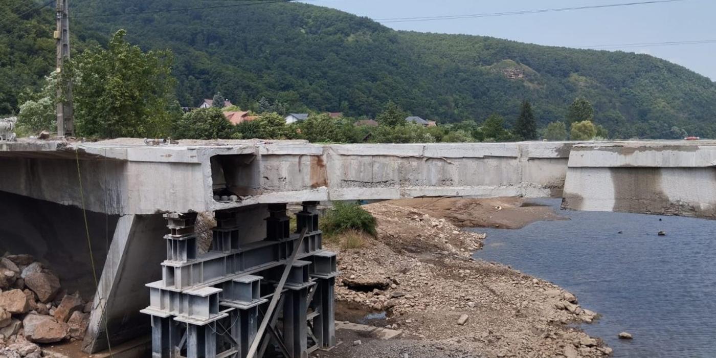 A început demolarea vechiului pod din localitatea Someșu Rece