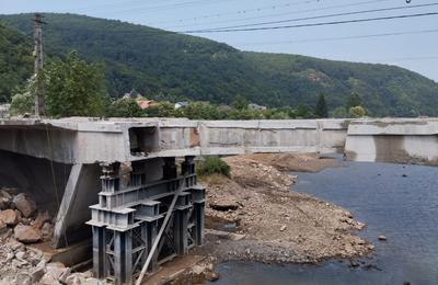 A început demolarea vechiului pod din localitatea Someșu Rece
