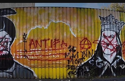 VIDEO | Precedent periculos! Organizația teroristă ANTIFA, atac pe teritoriul României: A întinat memoria mai multor eroi români, printre care Ștefan cel Mare și Mihai Viteazul, care erau reprezentați la sediul AUR