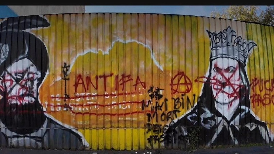 VIDEO | Precedent periculos! Organizația teroristă ANTIFA, atac pe teritoriul României: A întinat memoria mai multor eroi români, printre care Ștefan cel Mare și Mihai Viteazul, care erau reprezentați la sediul AUR