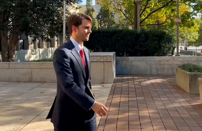 Un fost angajat al fiscului american, Charles Littlejohn, în vârstă de 38 de ani, pledează vinovat de divulgarea NYT a declaraţiilor de avere ale lui Trump. El riscă cinci ani de închisoare. El a furat şi divulgat şi declaraţii ale câtorva mii de miliardari