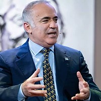 Kasparov, despre alegerile prezidențiale: „România riscă să fie luată de Rusia din brațele Europei”