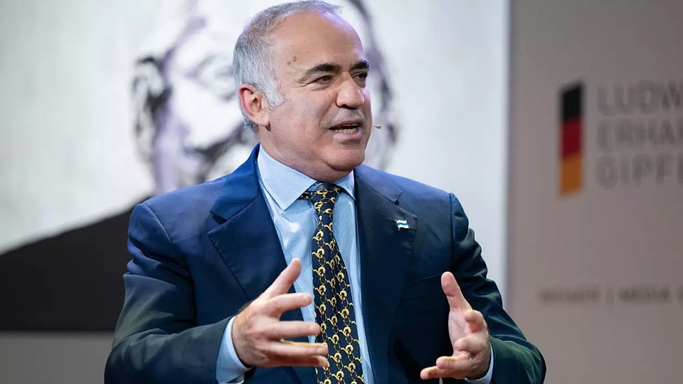Kasparov, despre alegerile prezidențiale: „România riscă să fie luată de Rusia din brațele Europei”