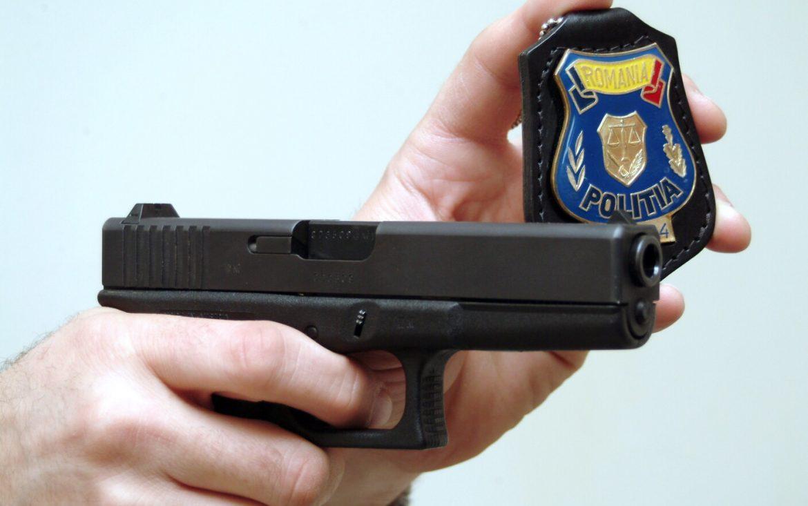 Bărbat acuzat de trafic de minori și tâlhărie, prins de polițiști pe un teren viran din comuna Cămărașu