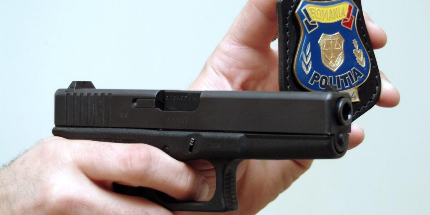 Bărbat acuzat de trafic de minori și tâlhărie, prins de polițiști pe un teren viran din comuna Cămărașu