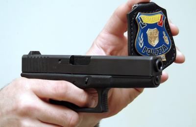 Bărbat acuzat de trafic de minori și tâlhărie, prins de polițiști pe un teren viran din comuna Cămărașu