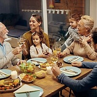 Cum organizezi masa de 1 Mai în familie: idei simple pentru o zi reușită