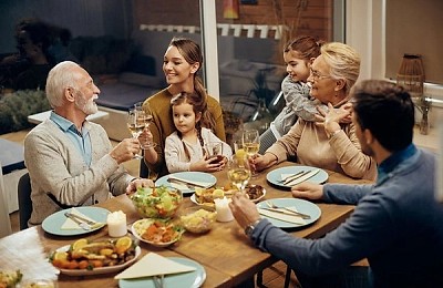 Cum organizezi masa de 1 Mai în familie: idei simple pentru o zi reușită