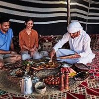 De la bucătării tradiționale la festinuri în deșert: o aventură culinară în Dubai