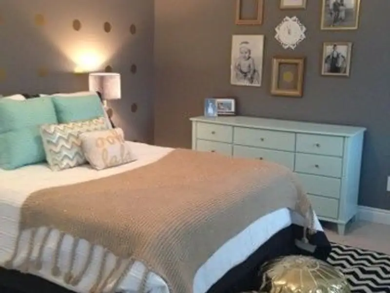 Sfaturi pentru a lumina un dormitor intunecat