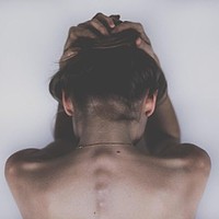 Un nepalez a agresat două minore, noaptea, la Cluj Napoca. Agresorul a fost pedepsit de un membru al familiei fetelor cu o bătaie