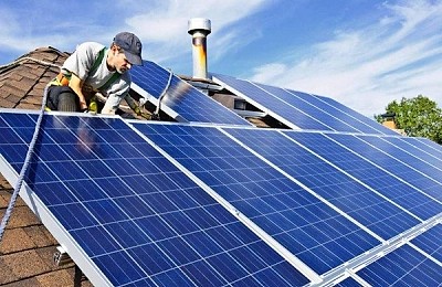 Prosumatorii, în centrul unui conflict juridic cu distribuitorii de energie. APCE acuză abuzuri și cere intervenția autorităților