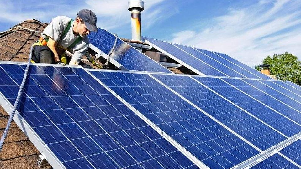 Prosumatorii, „colacul de salvare” energetic al României: Cum evităm blackout-ul într-o țară vulnerabilă