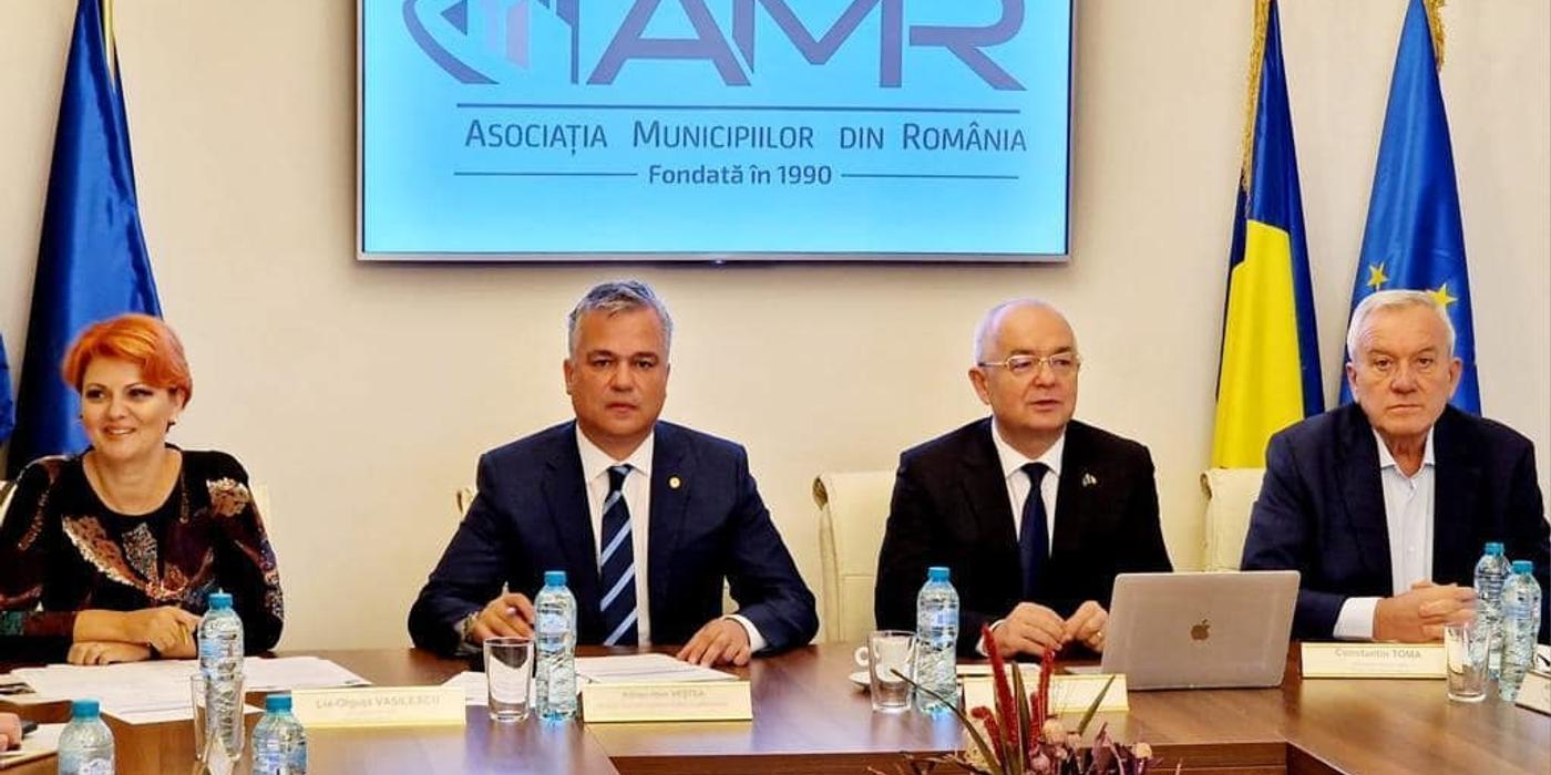 Ministrul Dezvoltării, la întâlnirea Comitetului Director al Asociaţiei Municipiilor din România – S-a discutat despre oportunităţile de finanţare a proiectelor / Adrian Veştea: Sunt deschis la dialog cu autorităţile locale şi le voi oferi tot sprijinul necesar pentru implementarea acestor proiecte