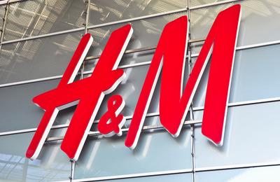 Acţiunile HM au crescut joi cu 15%, până la un maxim din ultimele 10 luni, după publicarea unui profit operaţional surprinzător pentru primul trimestru