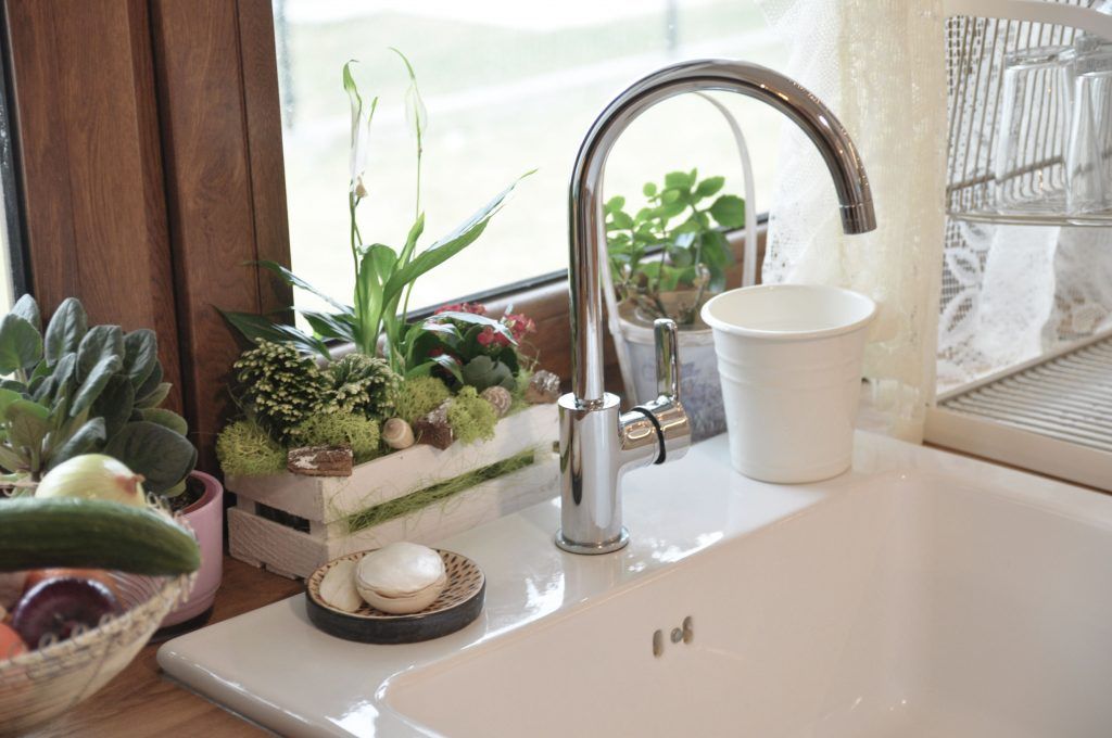 Bucatarie amenajata in stil scandinav cu nuante rustice