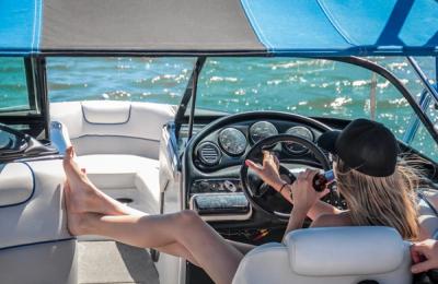 Navigheaza in Succes: Beneficiile unui Curs de Ambarcatiuni