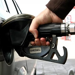 Prețuri record la pompă: Val de scumpiri la OMV Petrom și Rompetrol în miez de noapte