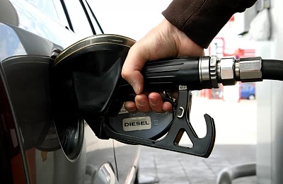 Prețuri record la pompă: Val de scumpiri la OMV Petrom și Rompetrol în miez de noapte