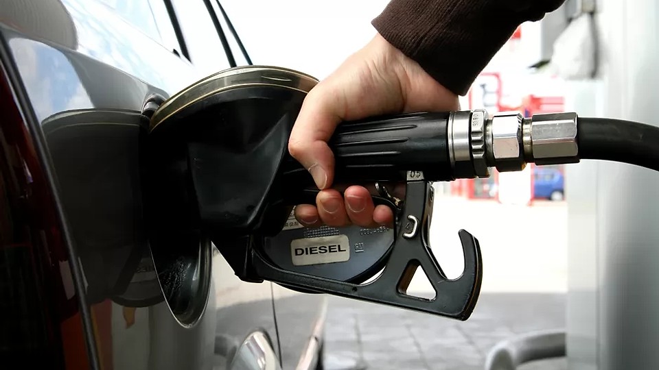 Prețuri record la pompă: Val de scumpiri la OMV Petrom și Rompetrol în miez de noapte