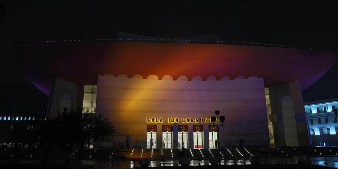 Palatul Victoria, luminat în portocaliu de Ziua Mondială a Luptei împotriva Cancerului