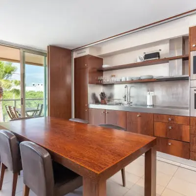 Amenajarea bucătăriei în balcon: O soluție ingenioasă pentru spații mici