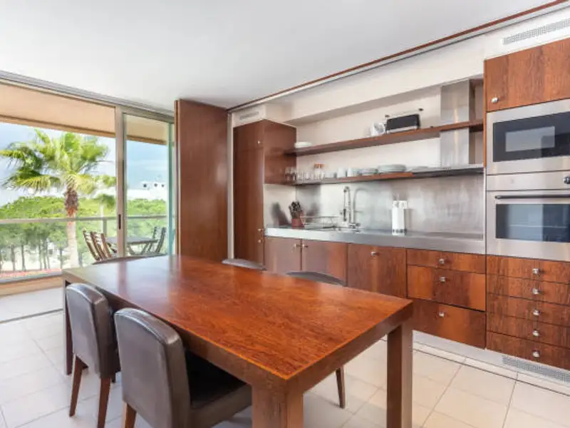 Amenajarea bucătăriei în balcon: O soluție ingenioasă pentru spații mici