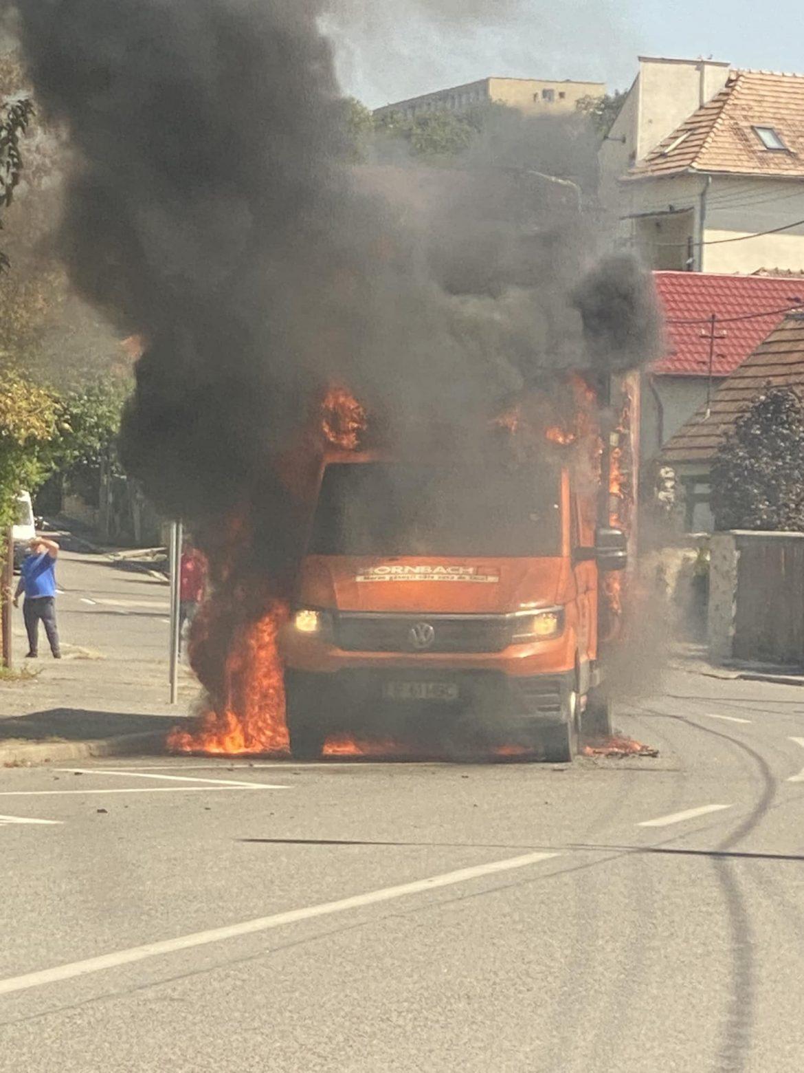 O mașină s-a făcut scrum ieri în zona străzii Tăietura Turcului