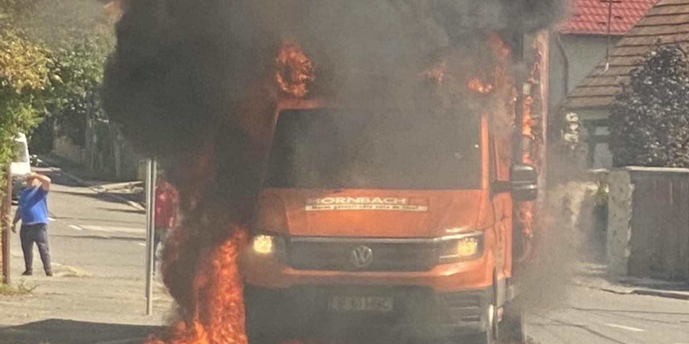 O mașină s-a făcut scrum ieri în zona străzii Tăietura Turcului