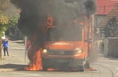 O mașină s-a făcut scrum ieri în zona străzii Tăietura Turcului