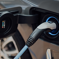 Un mare producător recheamă în service zeci de mii de mașini electrice. Vehiculele nu pot sta pe loc în treapta întâi, dacă frâna de mână nu e cuplată
