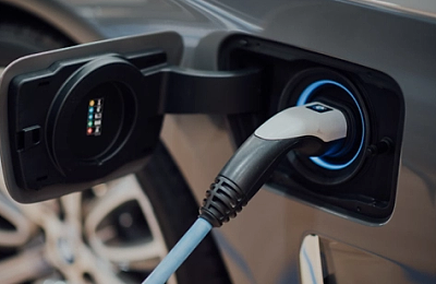Un mare producător recheamă în service zeci de mii de mașini electrice. Vehiculele nu pot sta pe loc în treapta întâi, dacă frâna de mână nu e cuplată