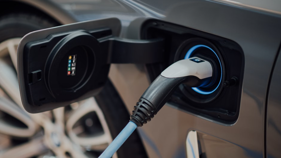 Un mare producător recheamă în service zeci de mii de mașini electrice. Vehiculele nu pot sta pe loc în treapta întâi, dacă frâna de mână nu e cuplată