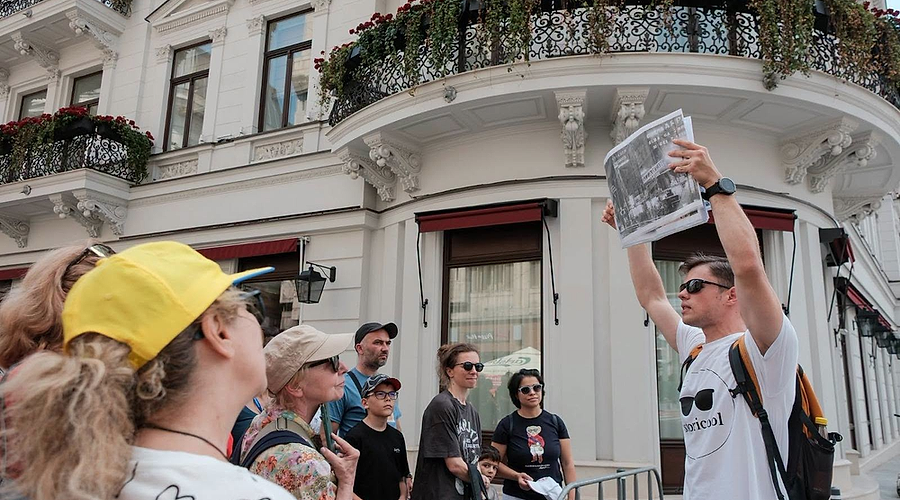 Tururi ghidate gratuite pe Calea Victoriei și Piața Revoluției transformată în „Grădina Întâlnirilor”
