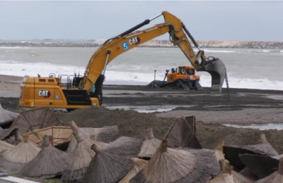 Litoralul câștigă teren. Au început lucrările de înnisipare pentru noile plaje din Mangalia și Saturn