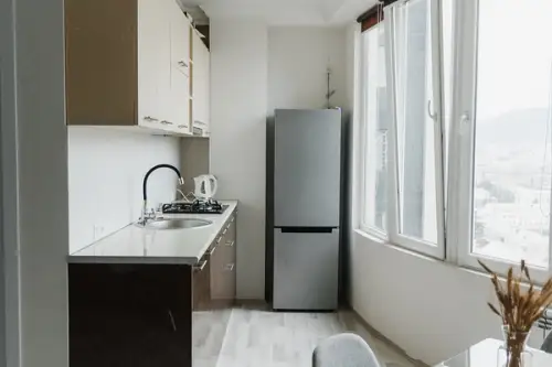 Amenajarea bucătăriei pe balcon: sfaturi utile pentru alegeri inspirate