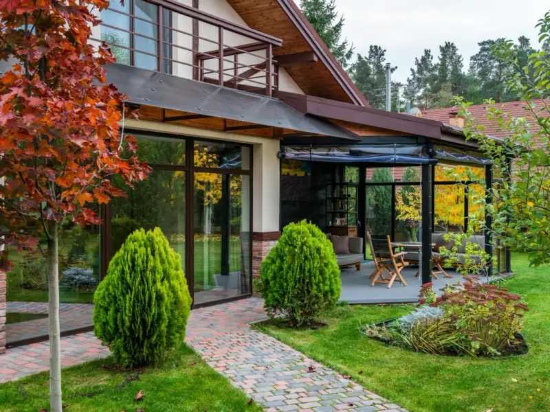 Rolul unui designer peisagist: transformă-ți grădina într-o operă de artă