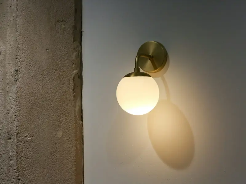 Avantajele utilizării plafonierei cu leduri în locul celei obișnuite