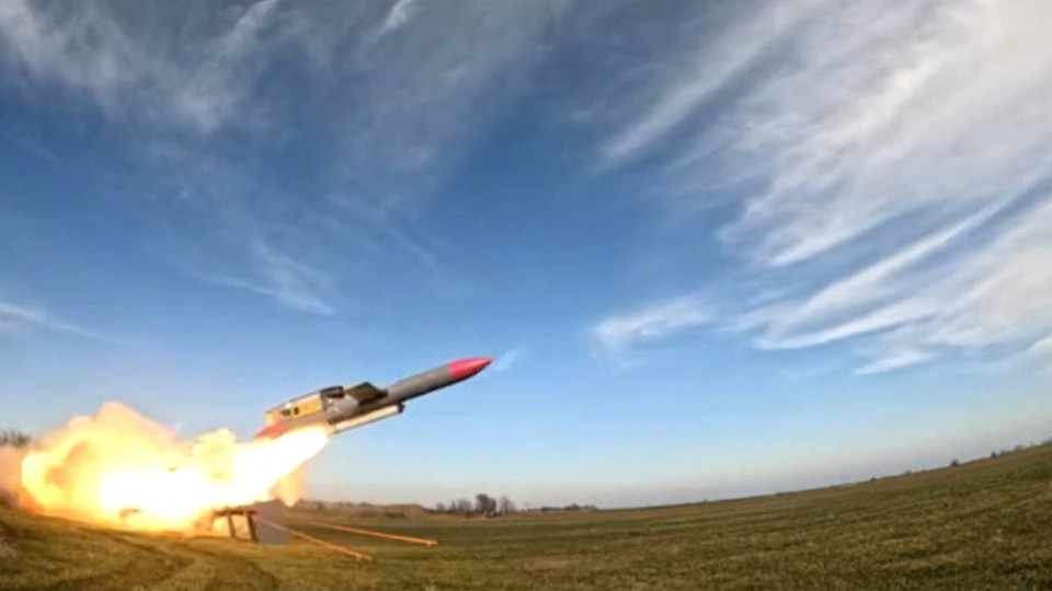O rachetă Flamingo ucraineană a lovit o fabrică de explozibili la 750 km în interiorul Rusiei, provocând explozii puternice și nori de fum dens