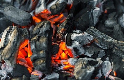Prețul cărbunilor de foc în 2026: ce influențează costurile și cum poți economisi