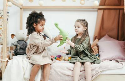 Cum înveți copilul să împartă cu ceilalți jucăriile preferate
