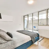 Cum luminezi un dormitor întunecat și mic cu ajutorul culorilor