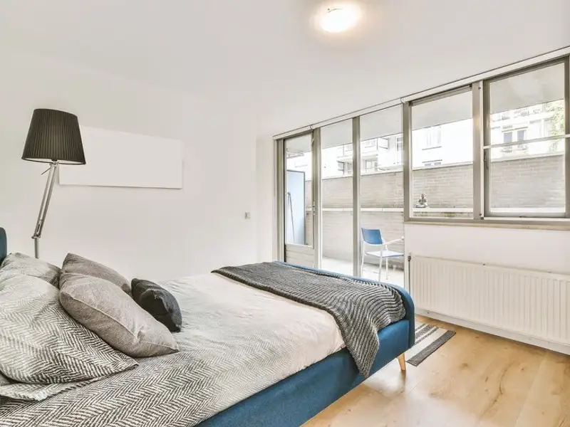 Cum luminezi un dormitor întunecat și mic cu ajutorul culorilor